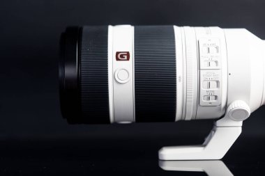 Bangkok, Tayland - 2 Nisan 2025 FE 100-400 mm G Master süper telephoto zoom lensi, çevik, çok hassas odaklı lens kontrolü, yuvarlak şekil, süngü tipi