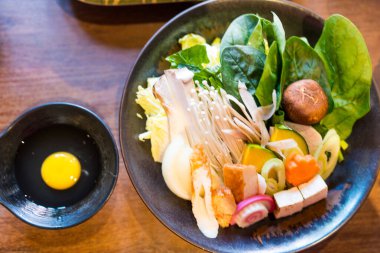 Shabu shabu için taze sebze ve çiğ yumurta. Üst görünüm