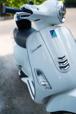 Bangkok, Tayland - 4 Nisan 2025 Vespa LX125 ve beyaz vespa kaskı