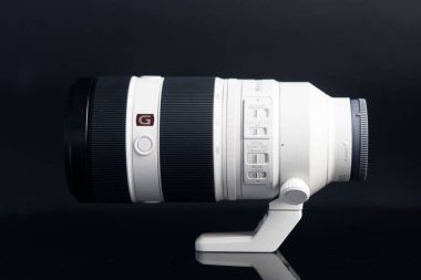 Bangkok, Tayland - 4 Nisan 2025 FE 100-400 mm G Master süper telephoto zoom lensi, çevik, çok hassas odaklı lens kontrolü, yuvarlak şekil, süngü tipi