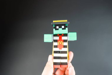 Bangkok, Tayland - 6 Nisan 2025: Zombi hamburgerci McDonald oyuncağı. McDonald 's' ın sınırlı sayıda Minecraft filmiyle yaptığı işbirliğinden kalma kör kutu oyuncağı..