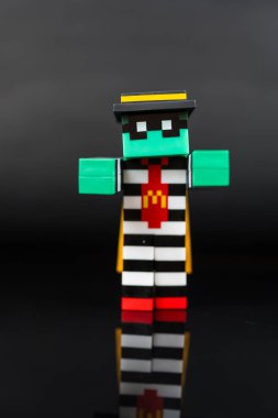 Bangkok, Tayland - 6 Nisan 2025: bir zombi hamburgerci oyuncağı McDonald. McDonald 's' ın sınırlı sayıda Minecraft filmiyle yaptığı işbirliğinden kalma kör kutu oyuncağı..