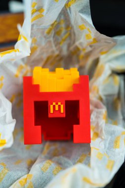 Bangkok, Tayland - 6 Nisan 2025 McDonald 'dan Fry Helmet Minecraft, McDonald' s 'dan şirin bir oyuncak Minecraft kör kutusu Minecraft ile işbirliği yapıyor.