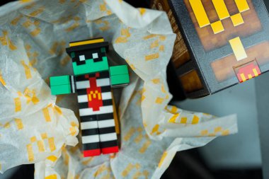 Bangkok, Tayland - 6 Nisan 2025: bir zombi hamburgerci oyuncağı McDonald. McDonald 's' ın sınırlı sayıda Minecraft filmiyle yaptığı işbirliğinden kalma kör kutu oyuncağı..