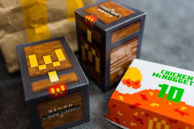 Bangkok, Tayland - 6 Nisan 2025: McDonald 's' ın sınırlı sayıda Minecraft filmi ile işbirliği yapan kör oyuncağı. McDonald 's Minecraft koleksiyonu