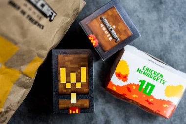 Bangkok, Tayland - 6 Nisan 2025: McDonald 's' ın sınırlı sayıda Minecraft filmi ile işbirliği yapan kör oyuncağı. McDonald 's Minecraft koleksiyonu