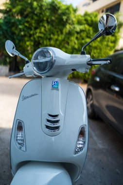 Bangkok, Tayland - 6 Nisan 2025: Piaggio scooter 'daki Vespa logosunun ön görüntüsü. İkonik İtalyan mobiletleri ve motosiklet markası. Vespa LX125