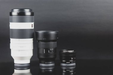 Bangkok, Tayland - 6 Nisan 2025: FE 100-400mm G, E 40mm f2.5 G ve FE 35mm F1.4 GM lenslerden oluşan üç sıra