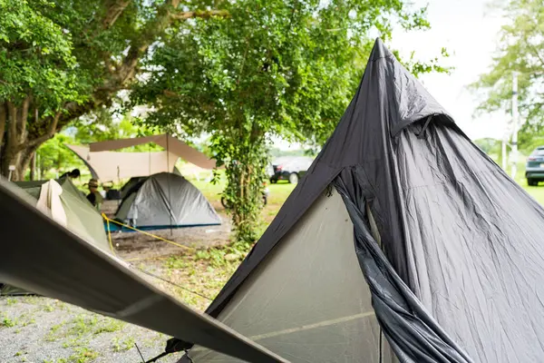 Çadırı ve eko-turizm elementlerini kapatın. kamp, eko-turizm.