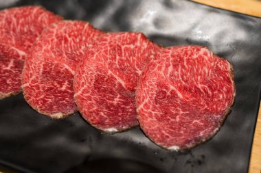 İnce dilimlenmiş sığır dili akşam yemeği için hazırlandı.