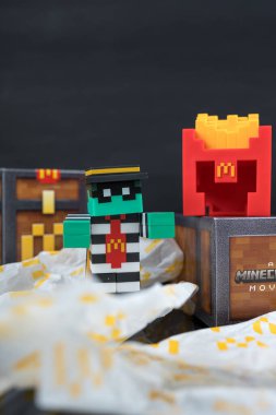 Bangkok, Tayland - 8 Nisan 2025: Zombi hamburgerci ve Minecraft kızartma kaskı, McDonald 's' ın iş birlikçilerinden Minecraft kör kutusu, sınırlı sayıda üretilmiş kör kutu koleksiyonu