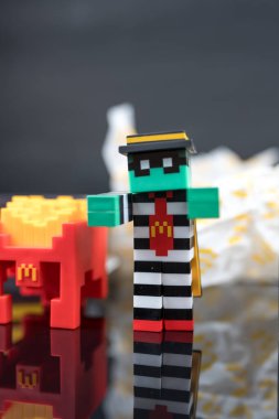 Bangkok, Tayland - 8 Nisan 2025: Zombi hamburgerci ve Minecraft kızartma kaskı, McDonald 's' ın iş birlikçilerinden Minecraft kör kutusu, sınırlı sayıda üretilmiş kör kutu koleksiyonu
