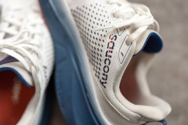 Bangkok, Tayland - 8 Nisan 2025 Saucony Guide 17 Men, günlük kilometreyle başa çıkabilen yastıklı bir istikrar ayakkabısıdır..