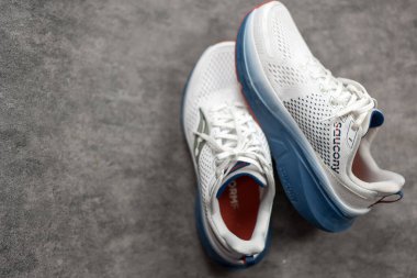 Bangkok, Tayland - 8 Nisan 2025 Saucony Guide 17 Men, günlük kilometreyle başa çıkabilen yastıklı bir istikrar ayakkabısıdır..
