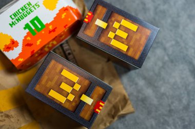Bangkok, Tayland - 8 Nisan 2025: McDonald 's' ın sınırlı sayıda Minecraft filmiyle işbirliği yapan kör kutu oyuncağı. 