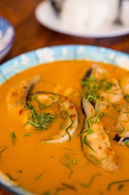 Kurutulmuş kırmızı köri soslu yayın balığı, Choo Chee