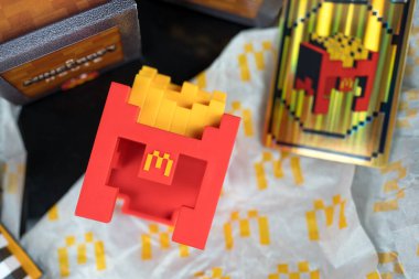 Bangkok, Tayland - 10 Nisan 2025 McDonald 'dan Fry Helmet Minecraft, McDonald' s 'dan şirin bir oyuncak Minecraft kör kutusu Minecraft ile işbirliği yapıyor.