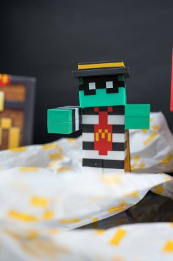 Bangkok, Tayland - 10 Nisan 2025: bir zombi hamburgerci oyuncağı McDonald. McDonald 's' ın sınırlı sayıda Minecraft filmiyle yaptığı işbirliğinden kalma kör kutu oyuncağı..