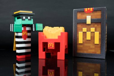 Bangkok, Tayland - 10 Nisan 2025: Zombi hamburgerci ve Minecraft kızartma kaskı, McDonald 's' ın iş birlikçilerinden Minecraft kör kutusu, sınırlı sayıda üretilmiş kör kutu koleksiyonu