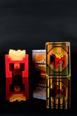 Bangkok, Tayland - 10 Nisan 2025 McDonald 'dan Fry Helmet Minecraft, McDonald' s 'dan şirin bir oyuncak Minecraft kör kutusu Minecraft ile işbirliği yapıyor.