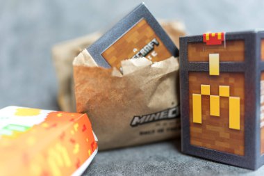 Bangkok, Tayland - 10 Nisan 2025: bir kutu McDonalds Minecraft koleksiyonu. Minecraft oyuncağı rastgele bir kutuda 6 tip toplanır..