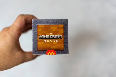 Bangkok, Tayland - 10 Nisan 2025: Minecraft 'ın sınırlı sayıda üretimiyle McDonald' s işbirliğinden kalma kör bir oyuncağı tutmak.