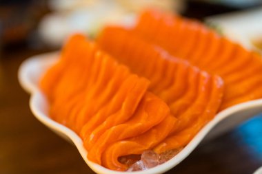 Dilimlenmiş somon balığı, Japon çiğ gıda lezzetli menü, Norveç'ten ünlü balık