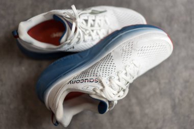 Bangkok, Tayland - 8 Nisan 2025 Saucony Guide 17 Men, günlük kilometreyle başa çıkabilen yastıklı bir istikrar ayakkabısıdır..
