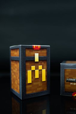 Bangkok, Tayland - 6 Nisan 2025: Minecraft 'ın sınırlı sayıda üretimiyle McDonald işbirliğinden kalma kör kutu oyuncağı. McDonalds Minecraft koleksiyonu