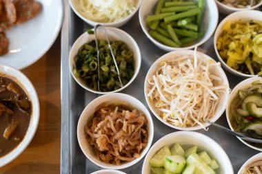 Tayland turşusu ve sebze, Tayland pilavı eriştesi için meze. Çeşitli sebzeler, sebzeler.