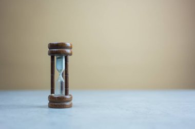 Açık renk arka planda ahşap kum saati ve metin için alanı kopyala. Kum saati ayrıca kum saati, kum saati ya da kum saati olarak da bilinir..