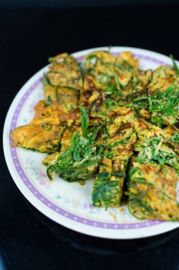 Tırmanış bitkisi olan sahanda yumurta, Taylandlı Cha Om Kai.