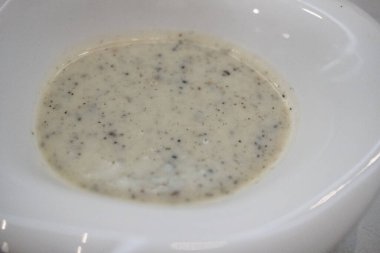 Beyaz kasede lezzetli mantar çorbası..