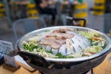 Moo Ka Ta, Tayland barbekü büfesi dilimlenmiş domuz eti, kalamar, domuz pastırması, sebzeler ızgarada kızartılıyor.