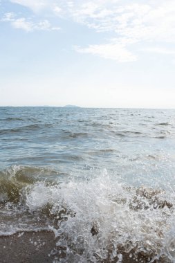 Su dalgası, Tayland 'da Chonburi' deki Bangsan plajında sahile vuruyor.