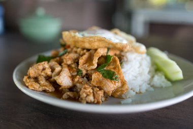 Kızarmış domuz eti, kızarmış domuz eti ve yanında yumurtalı kırmızı köri ezmesi. Moo Pad Prik Gaeng, Tayland yemeği..
