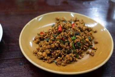 Kızarmış domuz eti ve köri ezmesi karışımı Kua Kling, Tayland 'ın geleneksel yemeklerinden biridir.