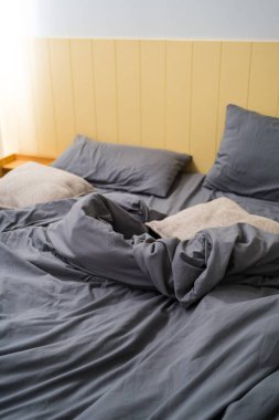 Mavi çarşaf, yatak hizmetçisini beklerken