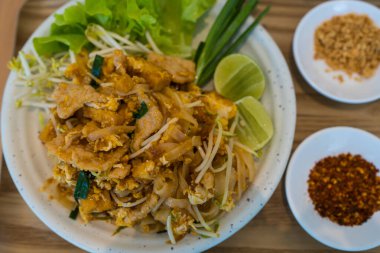 Pathai ya da Padthai en popüler kızarmış şehriye. Tayland Sokak Yemekleri.