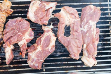 Kömürde pişirilmiş lezzetli ve sulu çiğ domuz eti. Üst görünüm