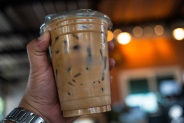 Kahve dükkanında bir bardak buzlu kahve içiyorum..