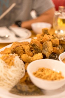 Bitkisel miang yemeği ve Tayland yemeği ile çıtır tilapia..