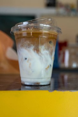İki kat taze süt ve espresso ile buzlu latte kahve. Yaz içeceği konseptini tazelemek