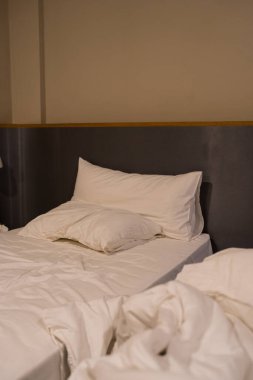 Otelde uyandıktan sonra bitmemiş ya da dağınık yatak