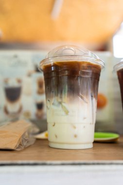 Plastik bardakta soğuk buzlu latte kahve..