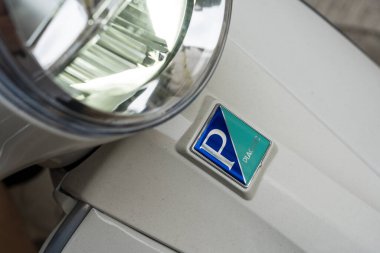 Bangkok, Tayland - 19 Nisan 2025 Vespa scooter logosu. Vespa, Piaggio tarafından üretilen İtalyan mobilet markası..