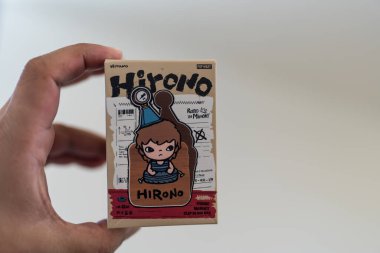 Bangkok, Tayland - 19 Nisan 2025 Pop Mart Hirono Echo Serisi. Buzdolabı Mıknatıslı Klipsi Kör Kutusu hazır.