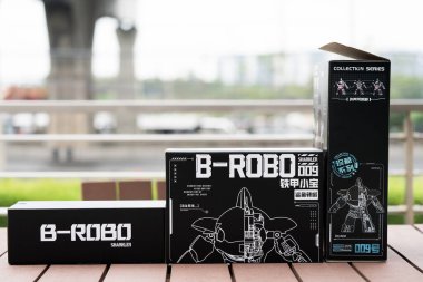 Bangkok, Tayland - 19 Nisan 2025 Toptoy Sharkler Demir İnşaat Blokları 'ndan bir kutu, B-Robo 009, Kits