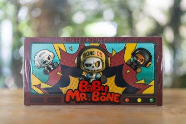 Bangkok, Tayland - 19 Nisan 2025: Tahta masaya yerleştirilmiş MR. Kemik Serisi Bebek Kemikleri Kör Kutusu