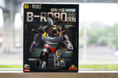 Bangkok, Tayland - 19 Nisan 2025 Toptoy Sharkler Demir İnşaat Blokları 'ndan bir kutu, B-Robo 009, Kits